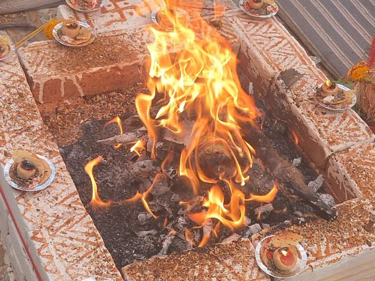 Navami Date 2025: हवन और कन्या पूजन का जाने शुभ मुहूर्त और करे ये धार्मिक काम मिलेगा माँ का आशीर्वाद - Gallery Image