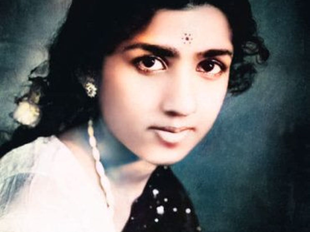 Lata Mangeshkar: 30,000 से भी ज़्यादा गाना गाने वाली भारत की नाइटंगल के बारे में जाने ऐसी बातें जिन्हें सुनकर आपके भी उड़ जाएँगे होश - Gallery Image