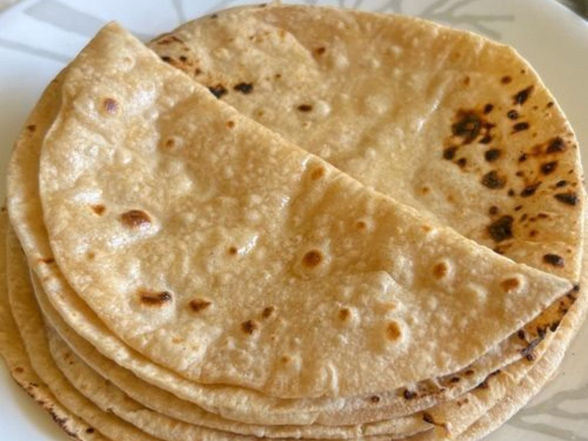 रात में खानी चाहिए रोटी या चावल? जानिए आपके पाचन और नींद के लिए क्या है बेहतर? - Gallery Image