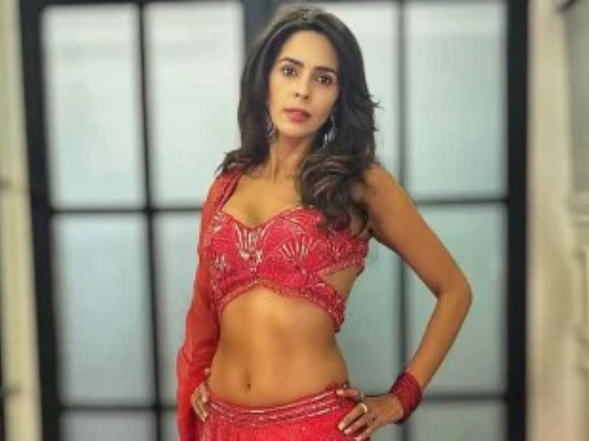 48 साल की उम्र में भी ऐसी दिखती है Mallika Sherawat जानिए क्या है उनका मंत्रा - Gallery Image
