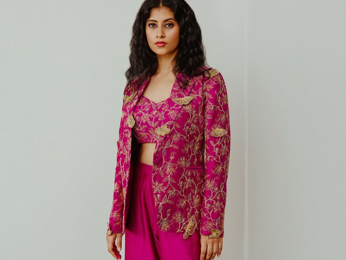 इस करवा चौथ और दिवाली पर भीड़ में भी दिखना सबसे अलग तोट ट्राय  करे कोटि स्टाइल वाले ब्लाउज डिज़ाइन - Gallery Image