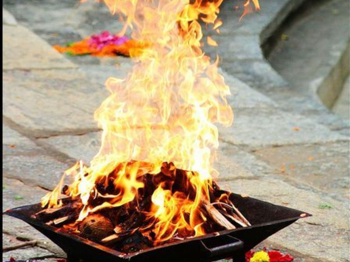 Navami Date 2025: हवन और कन्या पूजन का जाने शुभ मुहूर्त और करे ये धार्मिक काम मिलेगा माँ का आशीर्वाद - Gallery Image