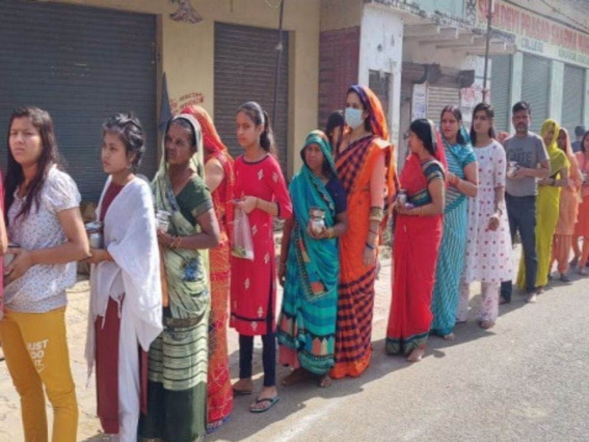 Navratri 2025: इस नवरात्रि मां के इस मंदिर के दर्शन करना ना भूले, जहाँ सिर्फ़ आलता चढ़ान से बरसती है संपत्ति - Gallery Image