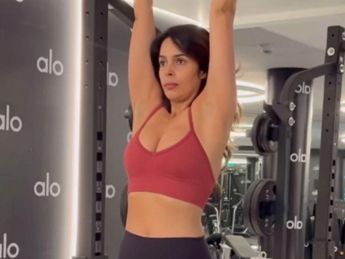 48 साल की उम्र में भी ऐसी दिखती है Mallika Sherawat जानिए क्या है उनका मंत्रा - Gallery Image