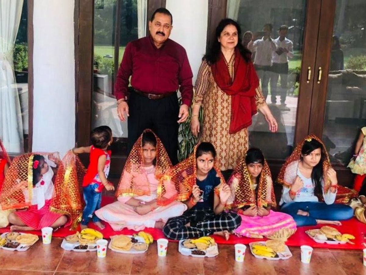 Navami Date 2025: हवन और कन्या पूजन का जाने शुभ मुहूर्त और करे ये धार्मिक काम मिलेगा माँ का आशीर्वाद - Gallery Image