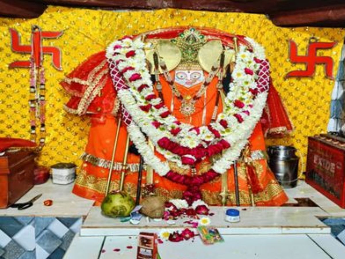 Navratri 2025: इस नवरात्रि मां के इस मंदिर के दर्शन करना ना भूले, जहाँ सिर्फ़ आलता चढ़ान से बरसती है संपत्ति - Gallery Image