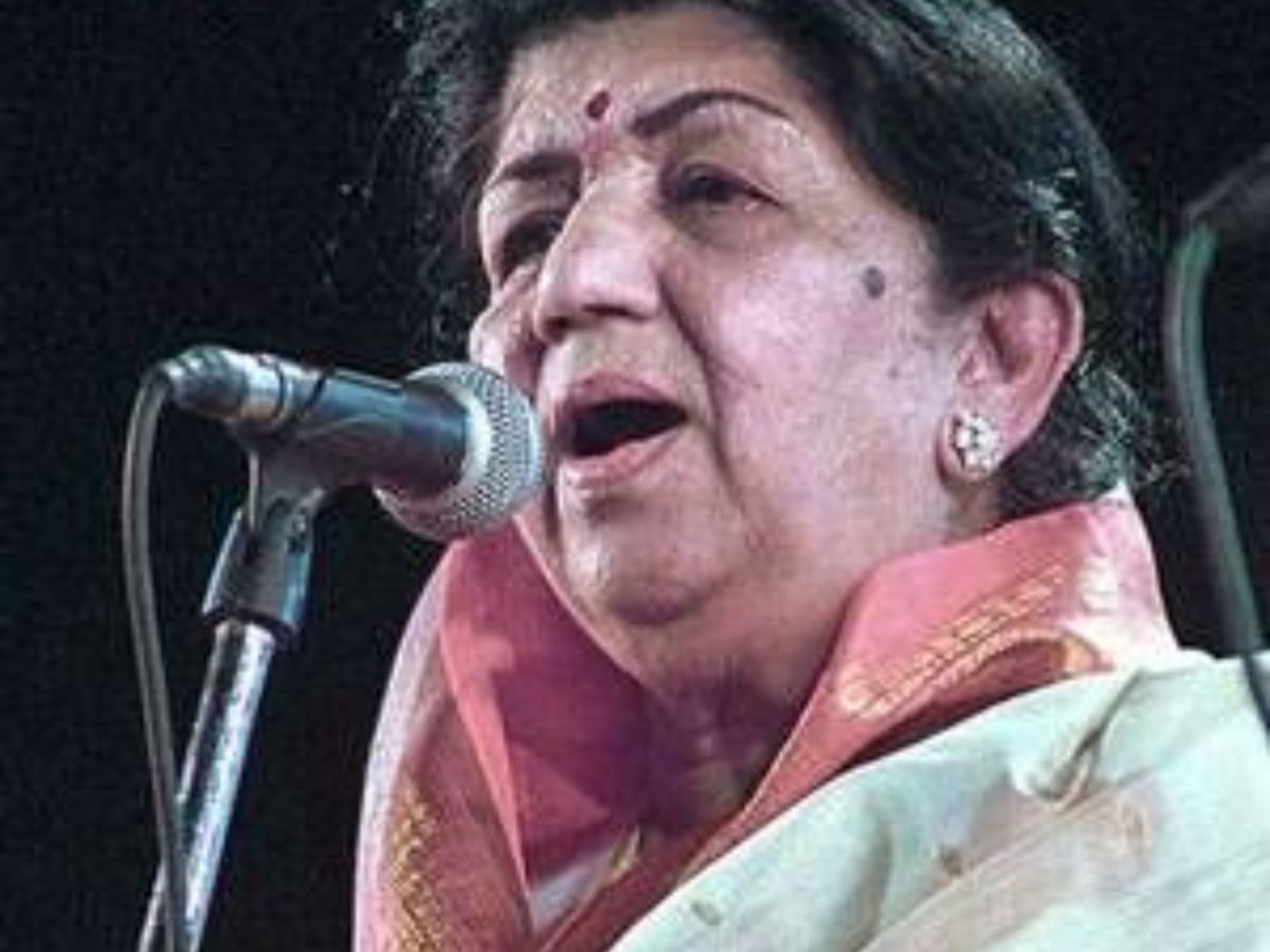 Lata Mangeshkar: 30,000 से भी ज़्यादा गाना गाने वाली भारत की नाइटंगल के बारे में जाने ऐसी बातें जिन्हें सुनकर आपके भी उड़ जाएँगे होश - Gallery Image