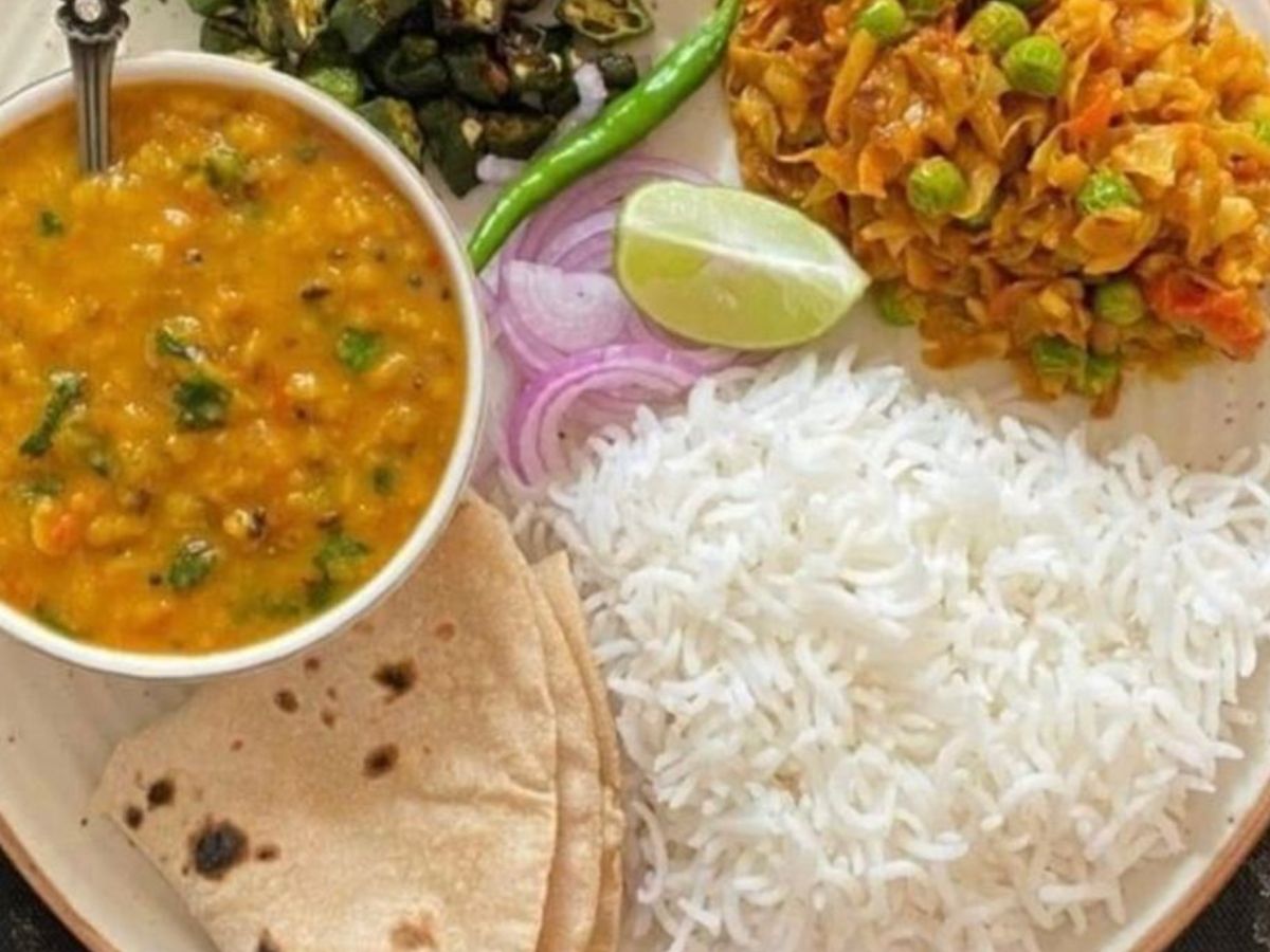 रात में खानी चाहिए रोटी या चावल? जानिए आपके पाचन और नींद के लिए क्या है बेहतर? - Gallery Image