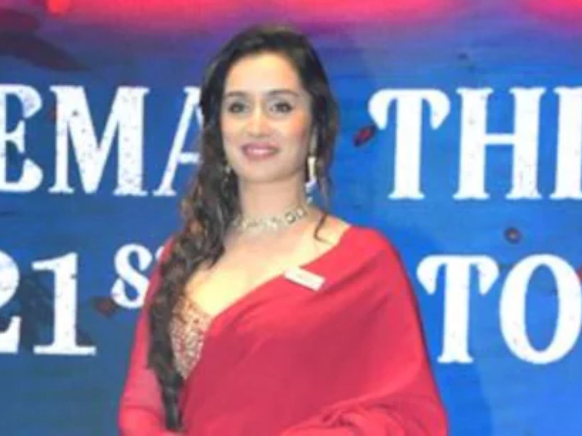 Thamma: Rashmika Madanna की ग़ैर मौजूदगी में Shraddha Kapoor ने रेड साड़ी लुक में लूटी महफ़िल, थम्मा को मिला मिक्स रिस्पांस - Gallery Image