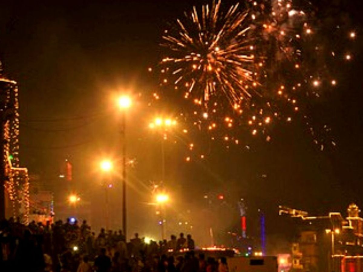 Diwali 2025: कब मनाई जाएगी दिवाली? जाने उज्जैन के पंचांग के अनुसार शुभ मुहूर्त और पूजा का सही समय - Gallery Image