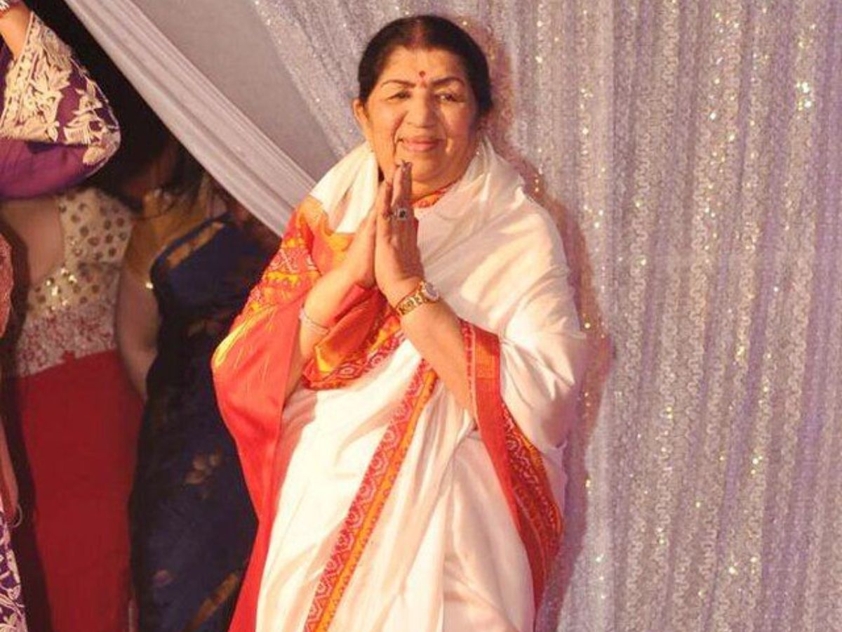 Lata Mangeshkar: 30,000 से भी ज़्यादा गाना गाने वाली भारत की नाइटंगल के बारे में जाने ऐसी बातें जिन्हें सुनकर आपके भी उड़ जाएँगे होश - Gallery Image