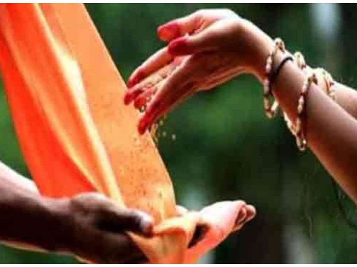 Dussehra 2025: इस दशहरा पाए सुख और समृद्धि, अपनी राशि के अनुसार करे इन चीजों का दान और पाए भगवान का आशीर्वाद - Gallery Image