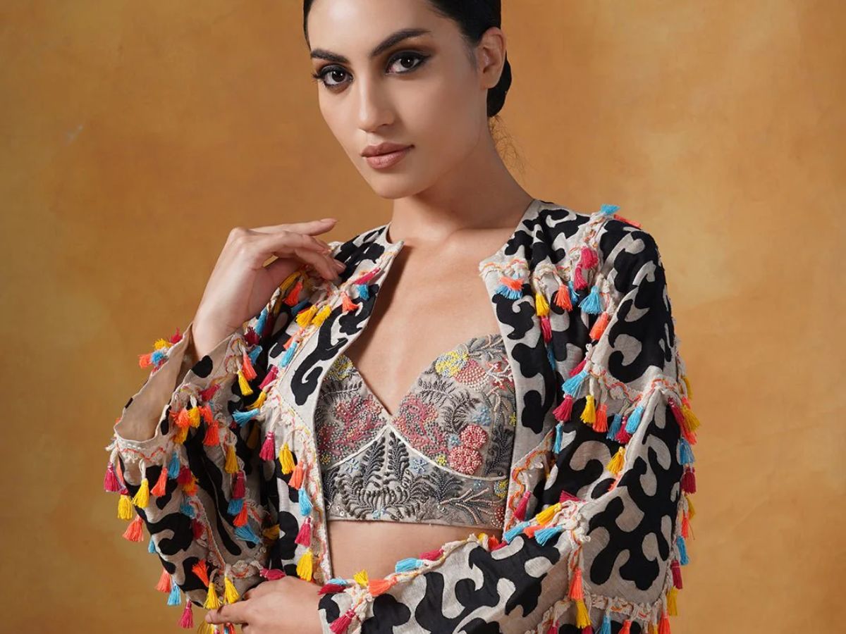 इस करवा चौथ और दिवाली पर भीड़ में भी दिखना सबसे अलग तोट ट्राय  करे कोटि स्टाइल वाले ब्लाउज डिज़ाइन - Gallery Image