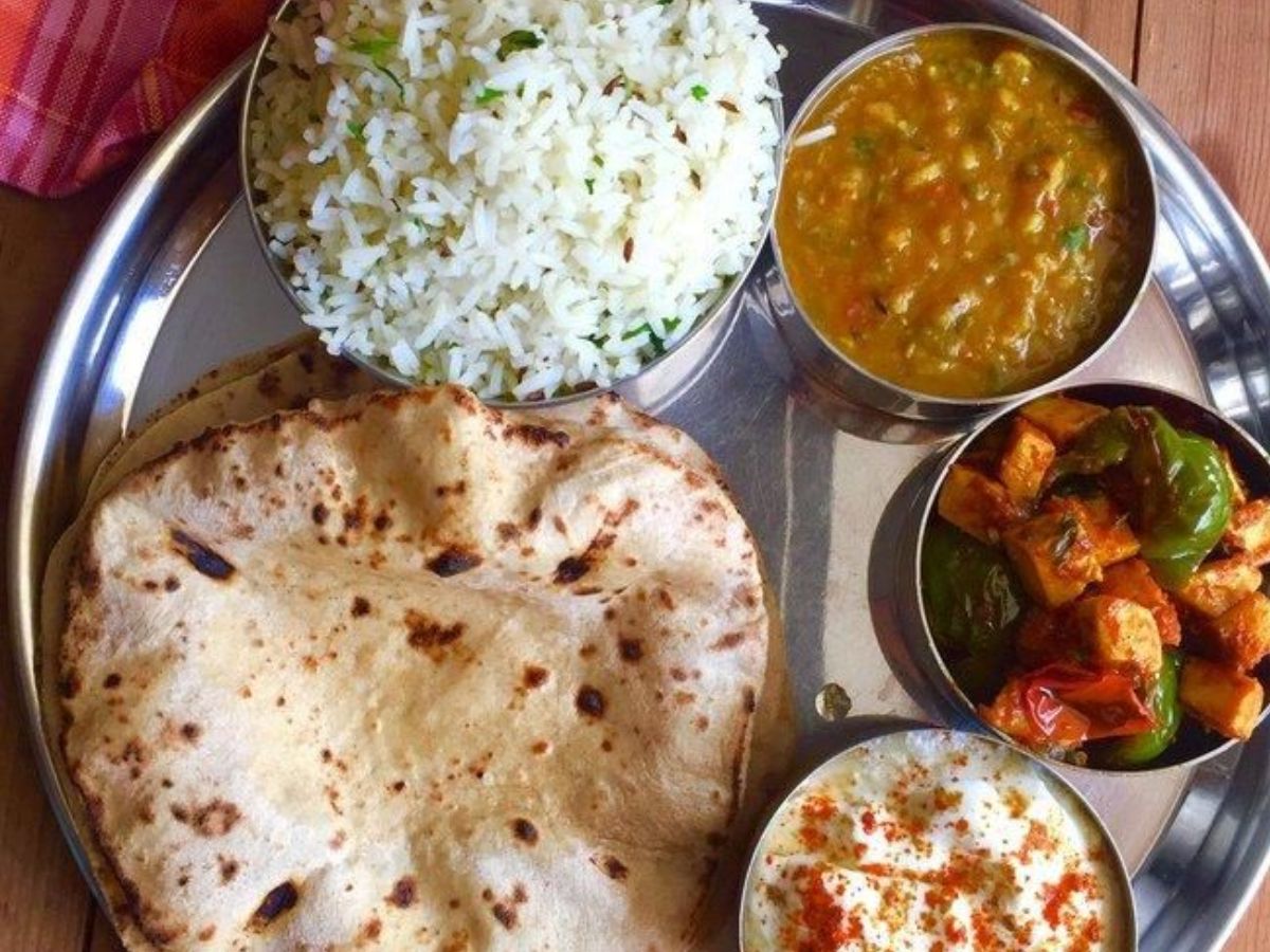 रात में खानी चाहिए रोटी या चावल? जानिए आपके पाचन और नींद के लिए क्या है बेहतर? - Gallery Image