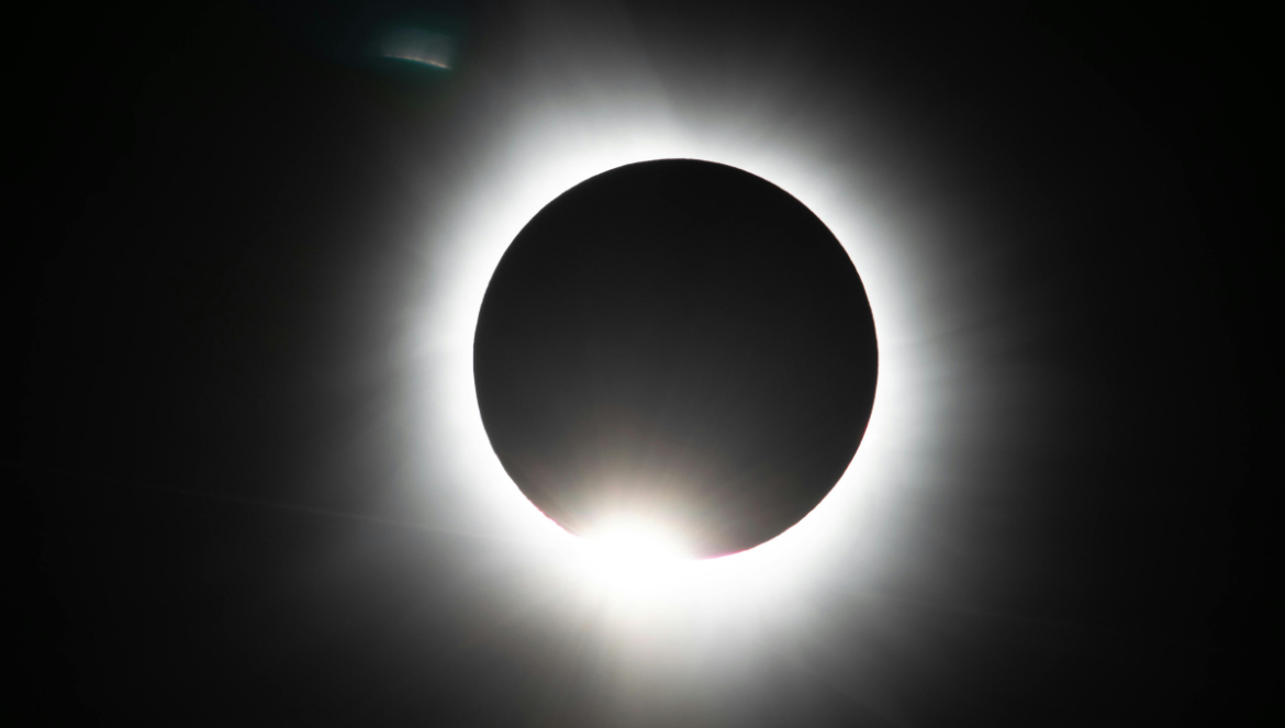 Surya Grahan 2025: ग्रहण काल में क्यों नहीं खा सकते खाना, जानें क्या कहते हैं नियम?