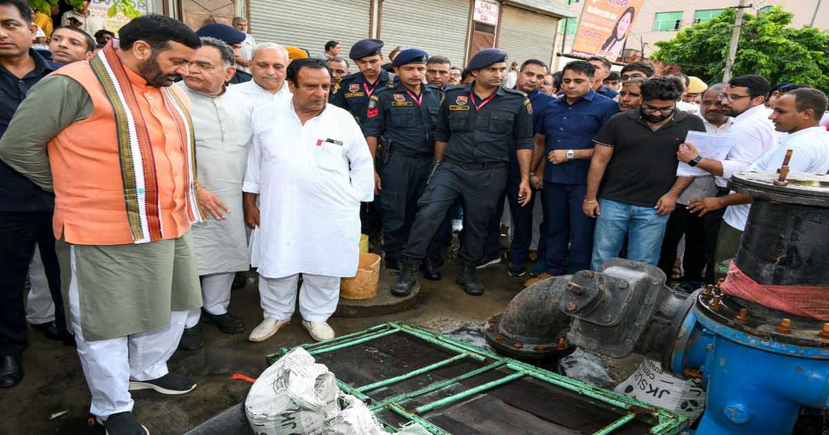 सीएम नायब सैनी ने हिसार जिले में किया जलभराव से प्रभावित क्षेत्रों का दौरा, बोले- दो दिन से हरियाणा दौरे पर हूं, सरकार पीड़ितों के साथ है, सब मिलकर इसका सामना करेंगे