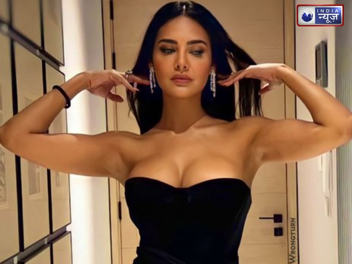Esha Gupta की तस्वीरों ने बढ़ाया इंटरनेट का पारा,  Sexy-Bold इन तस्वीरों पर आया फैन्स का दिल - Gallery Image