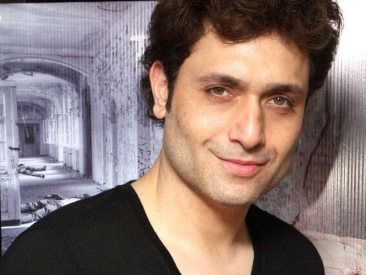 बॉलीवुड के इस हैंडसम हंक ने नौकरानी के साथ किया था SEX! लांघ दी थी मर्यादा का सारी सीमाएं - Gallery Image