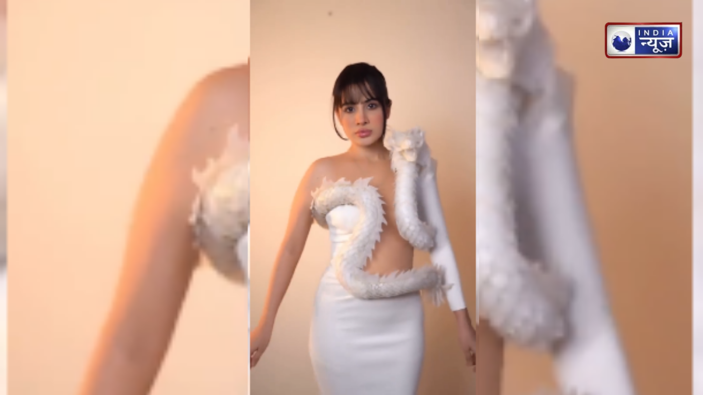 ड्रैगन की आग में ढली Urfi Javed! बोल्ड अवतार ने मचाई सनसनी, यूजर्स बोले- क्या-क्या करती रहती है?