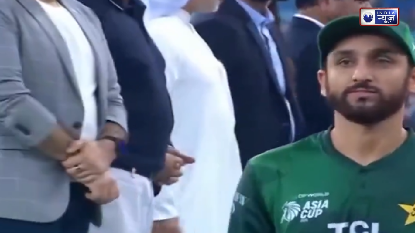 Ind vs Pak 2025: मैच हारने के बाद बौखलाया पाकिस्तान का कप्तान, सब के सामने फेंक दिया चेक