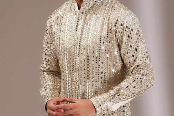 पुरुषों के गरबा लुक को स्टाइलिश बनाने के लिए ट्राई करें ये कुर्ता आइडियाज