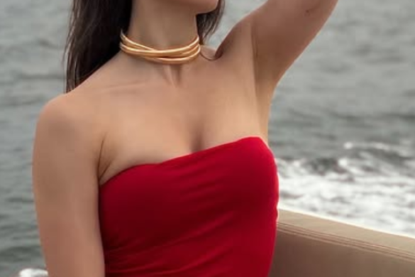 Elli Avram ने बोल्ड अदाओं ने मचाई सनसनी, हॉटनेस के आगे फीके पड़े कटरीना-करीना!