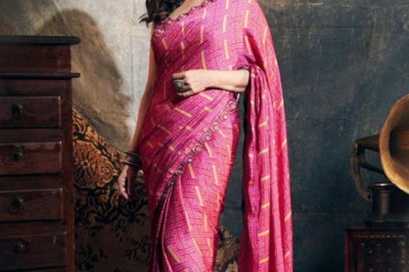 करवा चौथ 2025 पर छा जाएं इन 5 ट्रेंडी साड़ियों में