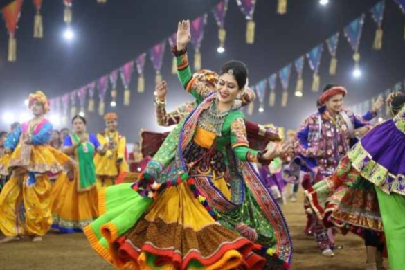 पहली बार गरबा खेलने जा रहे हैं? ये टिप्स बचा लेंगे आपकी इज़्ज़त!