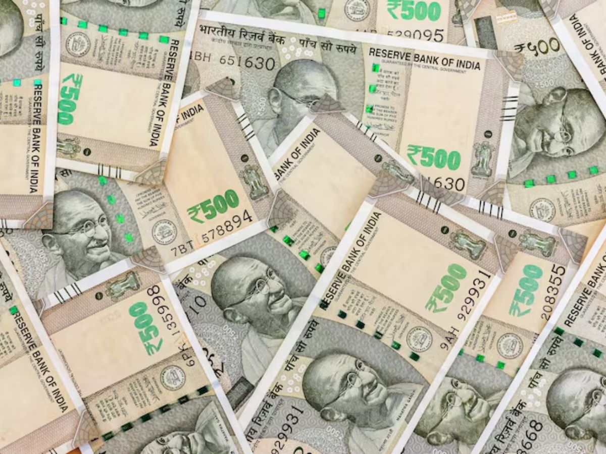 Dhan Ke Vastu Upay : घर में पैसों की तंगी से हैं परेशान, तो बस एक बार अपना लें ये उपाय