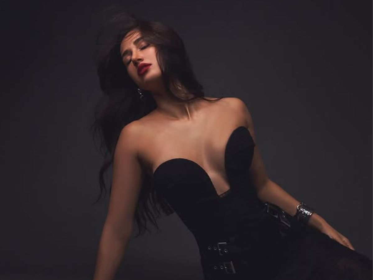 Disha hot looks in offshoulder dress made everyone crazy - Photo Gallery