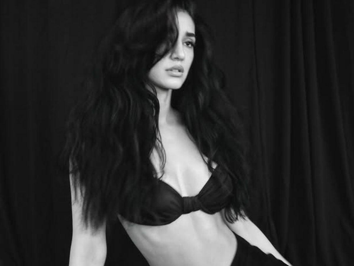 Disha sizzling style in black bracelet - Photo Gallery