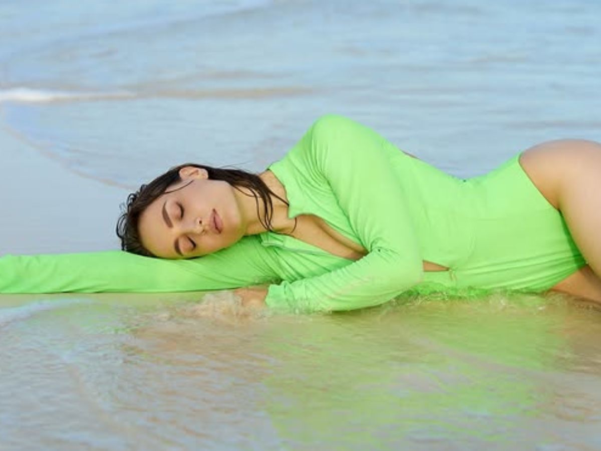 Ellis charm in neon swimsuit even the sea went crazy - Photo Gallery