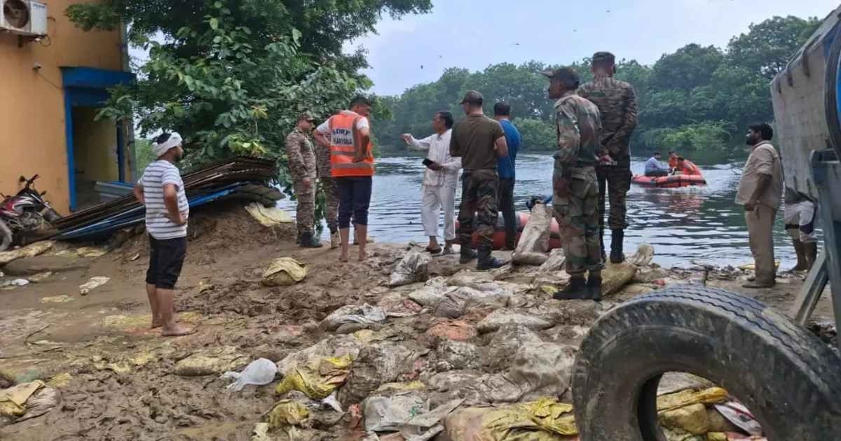बहादुरगढ़ और दिल्ली के कई इलाकों में बाढ़, सैंकड़ों गाड़ियां डूबी, कामकाज ठप, सेना ने संभाला मोर्चा, जवान कर रहे तटबंध की मरम्मत