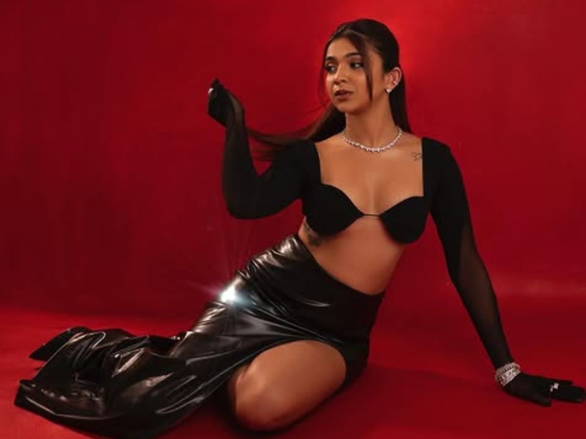 Gave a sexy pose sitting on the floor - Photo Gallery