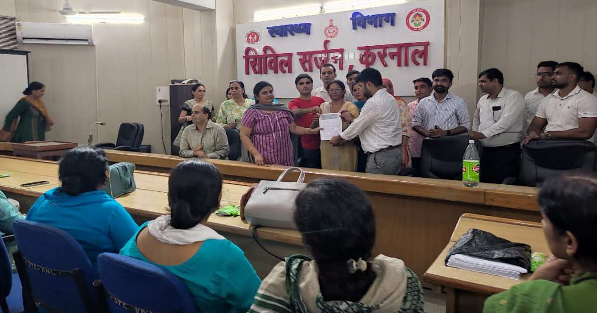 निजी मोबाइल से विभाग का ऑनलाइन काम करने में कर्मचारी असमर्थ, इस मुद्दे पर सिविल सृजन कार्यालय में हुई खास बैठक