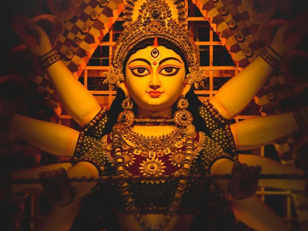 Navratri 2025: नवरात्रि व्रत के दौरान महिलाओं को पीरियड आने पर क्या करना चाहिए? रख सकते हैं पूजा जारी या हो जाएगी खंडित, जानें यहां