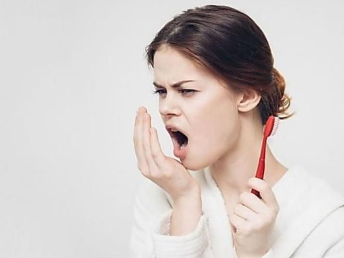 ब्रश के तुरंत बाद चाय कर सकती है आपके दांतो की उम्र कम, जानें क्यों है हानिकारक? - Gallery Image