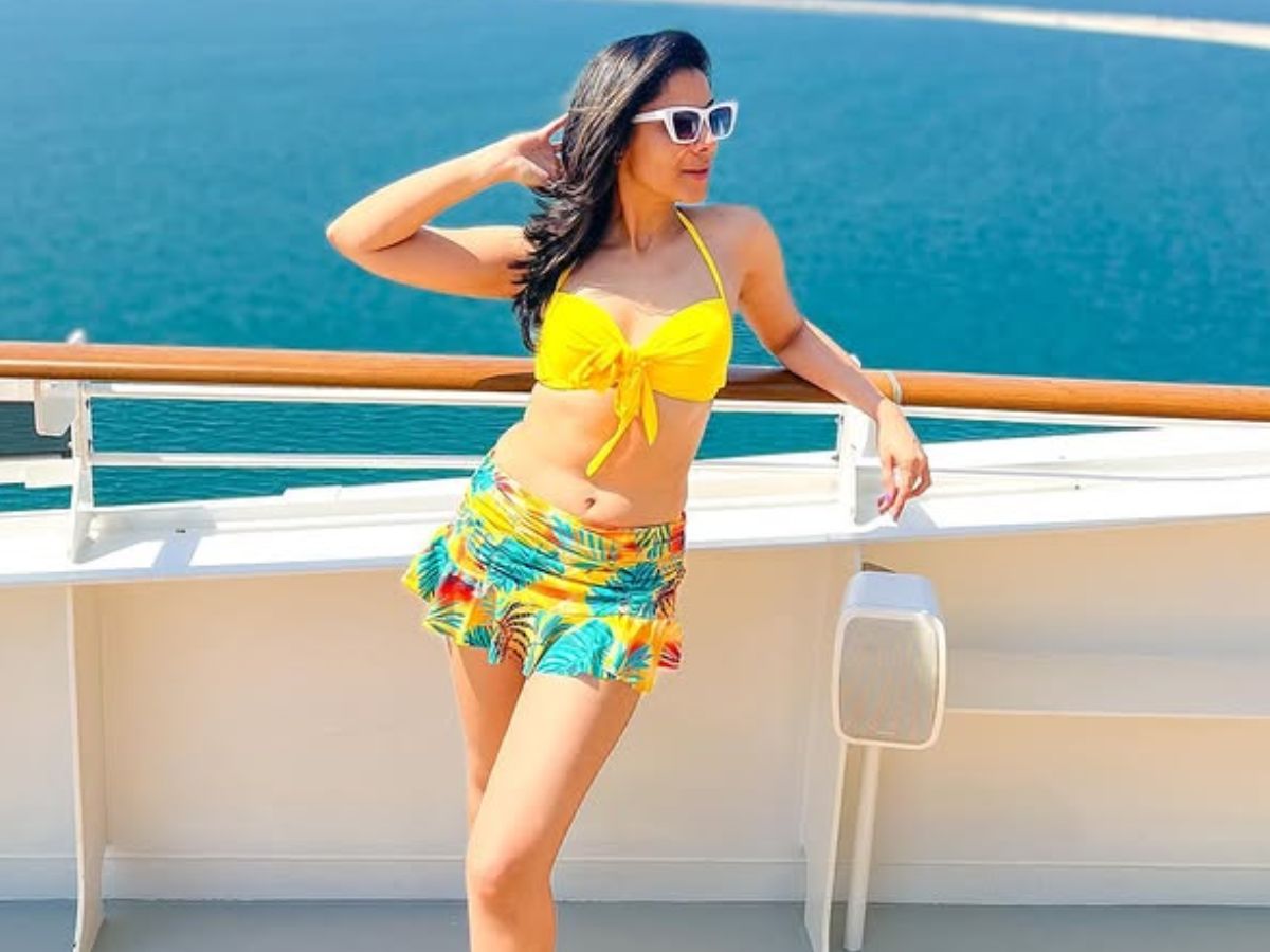 Nidhi Kumar की बोल्डनेस और हॉट अवतार ने फैन्स के दिलों की धड़कनें बढ़ा दीं - Gallery Image