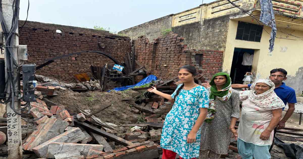 कुरुक्षेत्र के लाडवा में कुदरत का कहर : गांव धनोरा के एक मकान पर गिरी आसमानी बिजली, मकान हुआ ध्वस्त