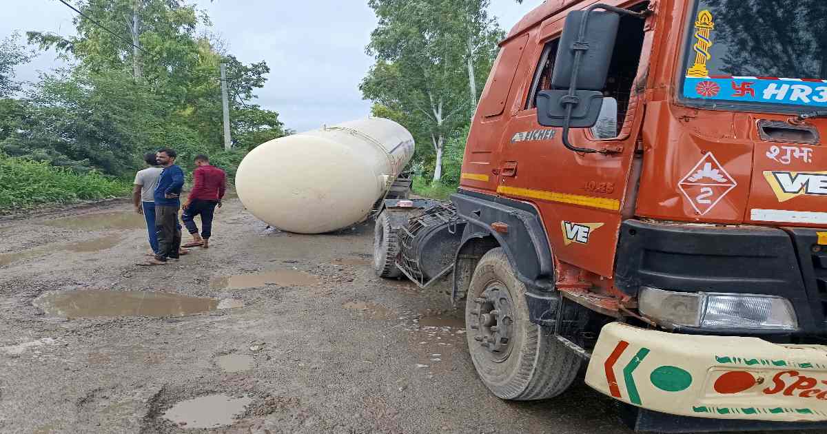 एलपीजी गैस से भरा टैंकर और गाड़ी दो भागों में टूटी, कई-कई फीट गहरे गढ्ढे बने हादसे का कारण, बड़ी अनहोनी टली