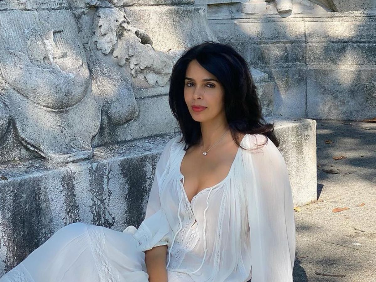 48 की उम्र में भी मल्लिका की झुमती कमर का राज़, जानकर आप भी हो जाएंगे दीवाने - Gallery Image