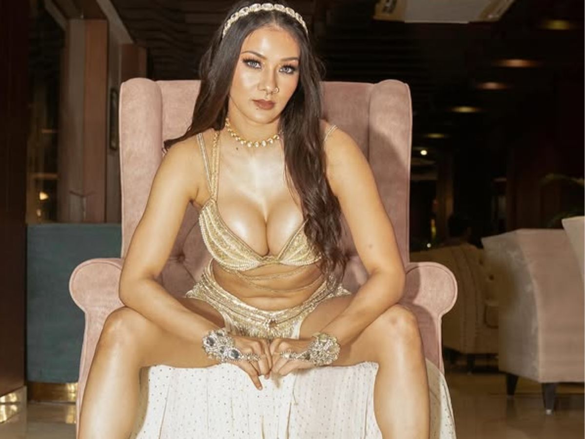 कभी शीयर में तो कभी गोल्डन ग्लैम… नम्रता मल्ला ने हर लुक से कर दिया दीवानों को बेबस - Gallery Image