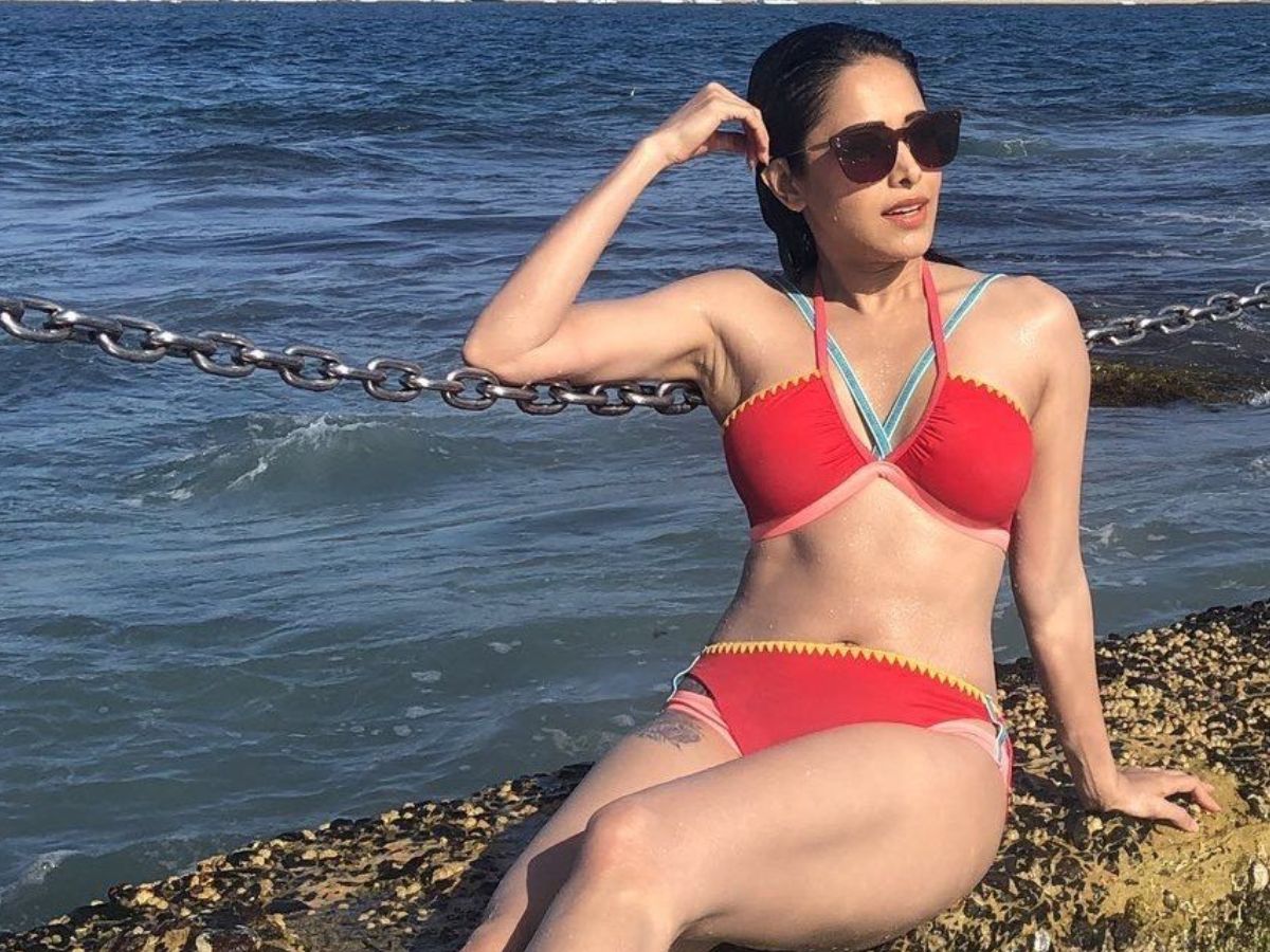 बिकिनी हो या डीप नेक ड्रेस, Nushrratt Bharuccha का हर पोज है हॉटनेस का बम! - Gallery Image