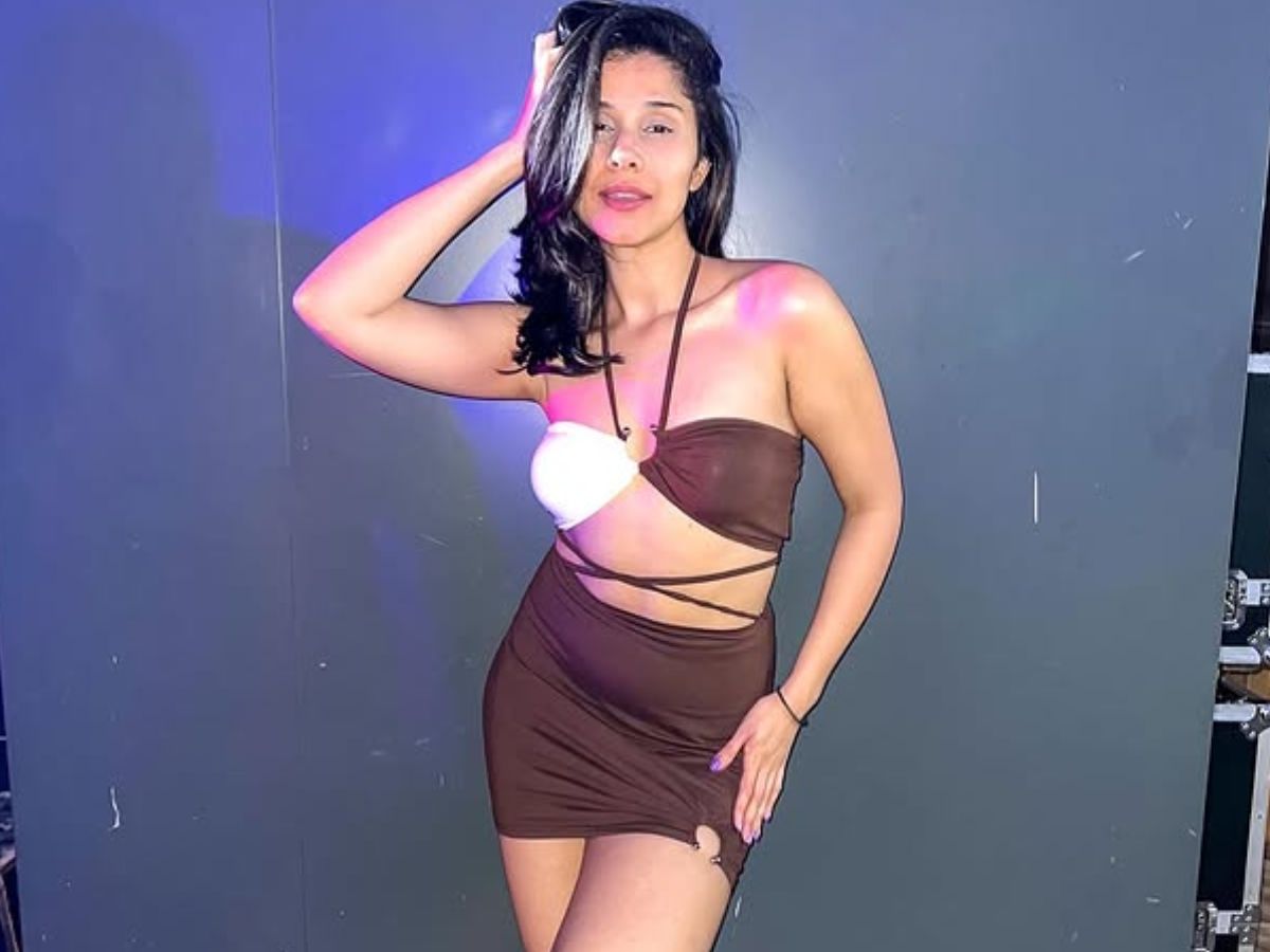 People are crazy about Nidhi Kumars brown beauty - Photo Gallery