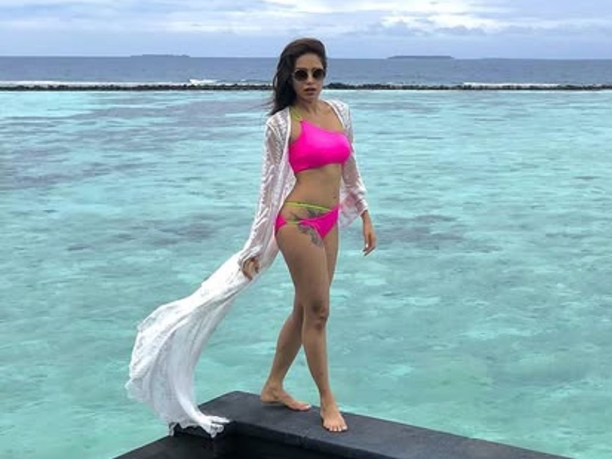 Poolside walk in pink bikini and white shrug - Photo Gallery
