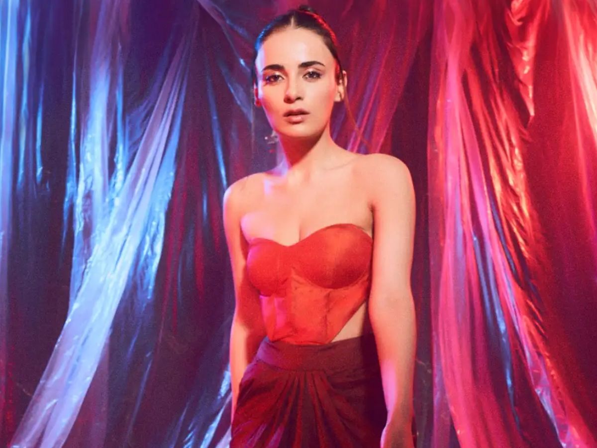 TV की स्वीट गर्ल से बॉलीवुड की हॉटशॉट बनी Radhika Madan अपने sexy अंदाज़ से चला रही है लोगों के दिलों पर छुरियां - Gallery Image