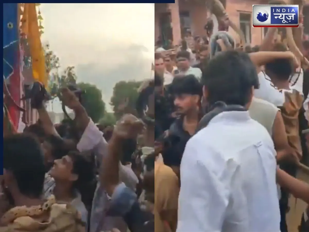 जहरीले सांप को हाथों में लेकर डांस कर रहे लोग, आग की तरह वायरल हुआ वीडियो, देख लोगों के पैरों तले खिसकी जमीन