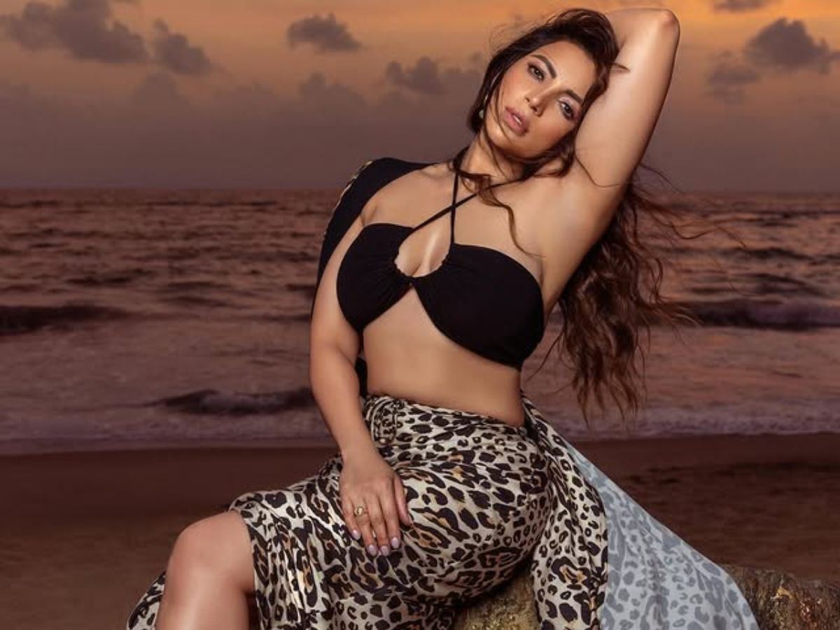 Shamas bikini avatar on the beach - Photo Gallery