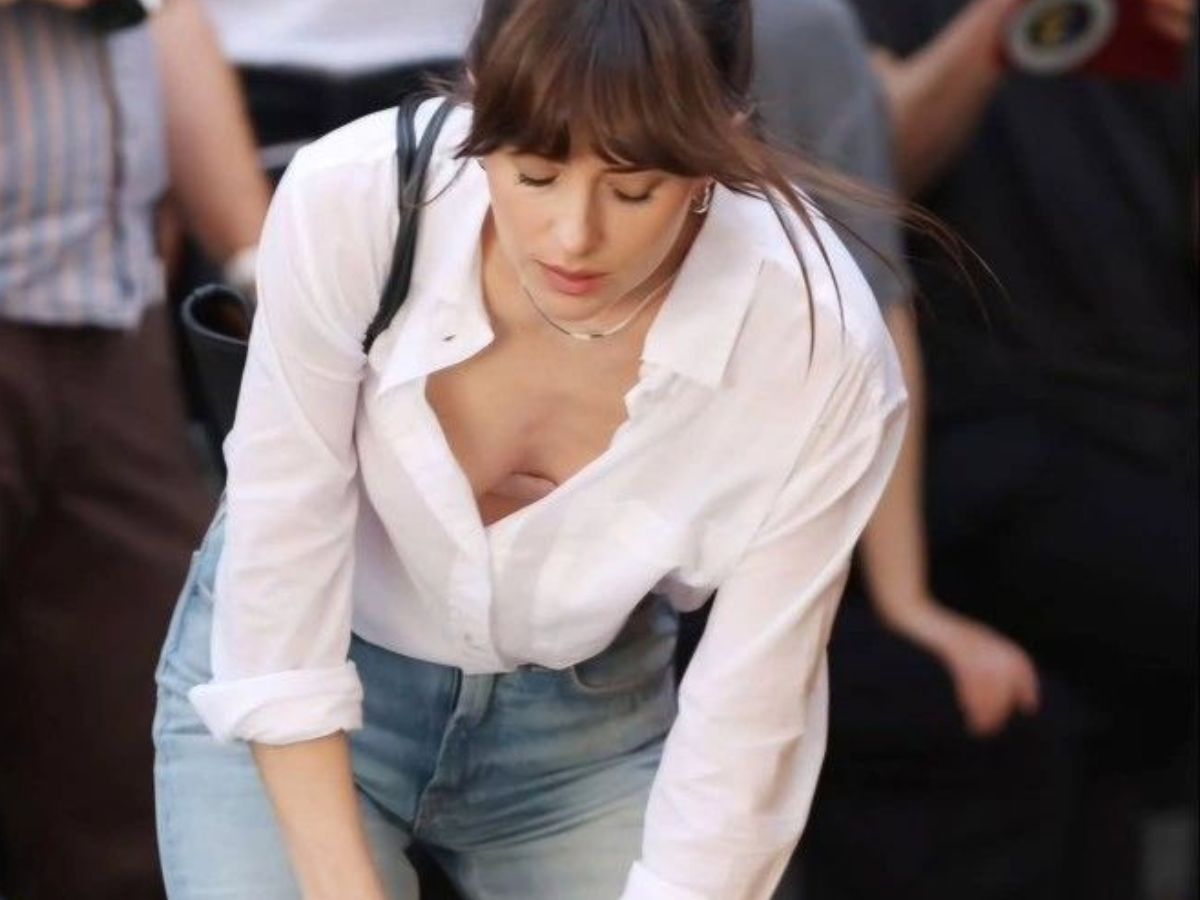 सफेद शर्ट और नीली जींस में सिंपल सेक्सी लुक - Photo Gallery