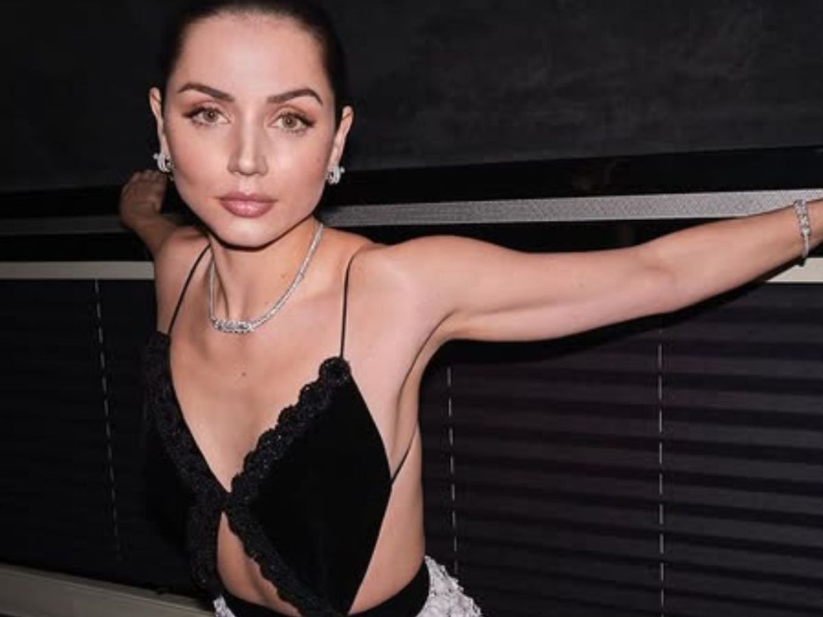 Sizzling pose in a butterfly bralette - Photo Gallery